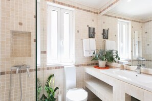 Dusche, Haartrockner, Handtücher