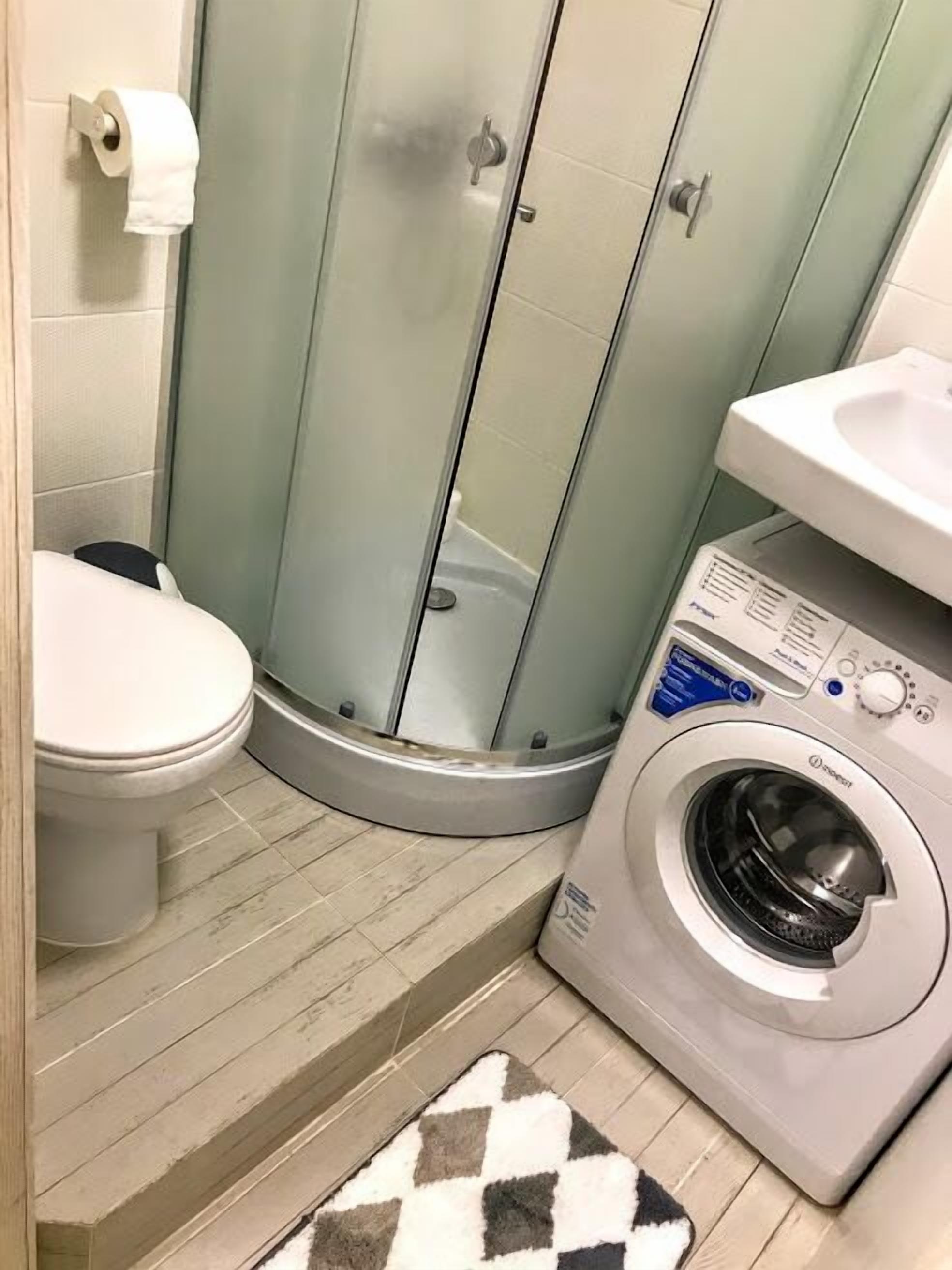 Apartment | Badezimmer | Dusche, kostenlose Toilettenartikel, Haartrockner, Handtücher