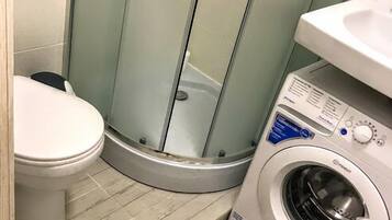 Apartment | Badezimmer | Dusche, kostenlose Toilettenartikel, Haartrockner, Handtücher