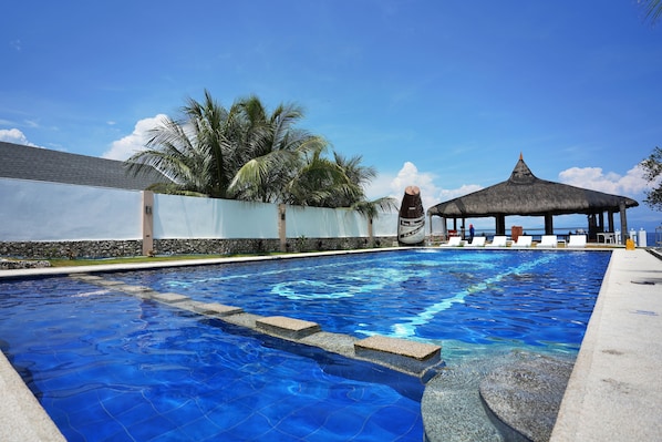 Outdoor pool - Club Hari Dive Resort (Moalboal)