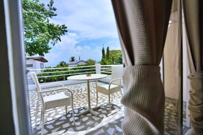 Quarto, várias camas, terraço | Terraço/pátio