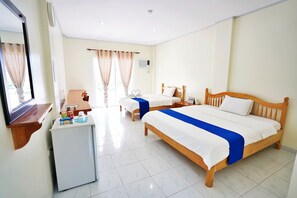 Habitación, varias camas, terraza | Ropa de cama de alta calidad, minibar, caja fuerte y escritorio