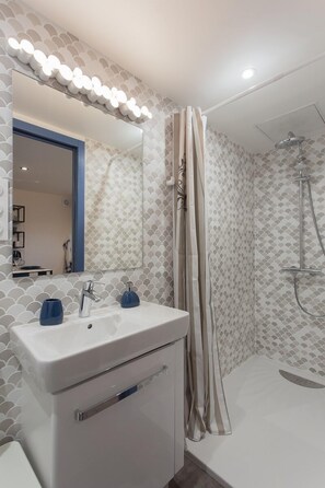 Chuveiro, secador de cabelo, sabonete, papel higiênico
