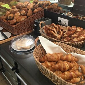 بوفيه فطور مجانًا يوميًا