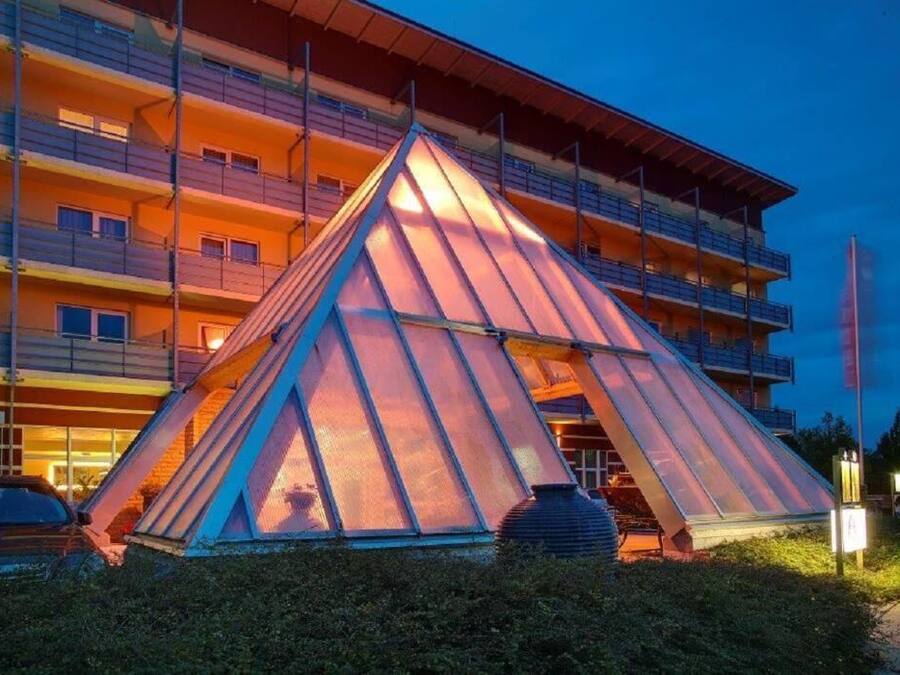 Un edificio moderno con una estructura triangular de vidrio distintiva.