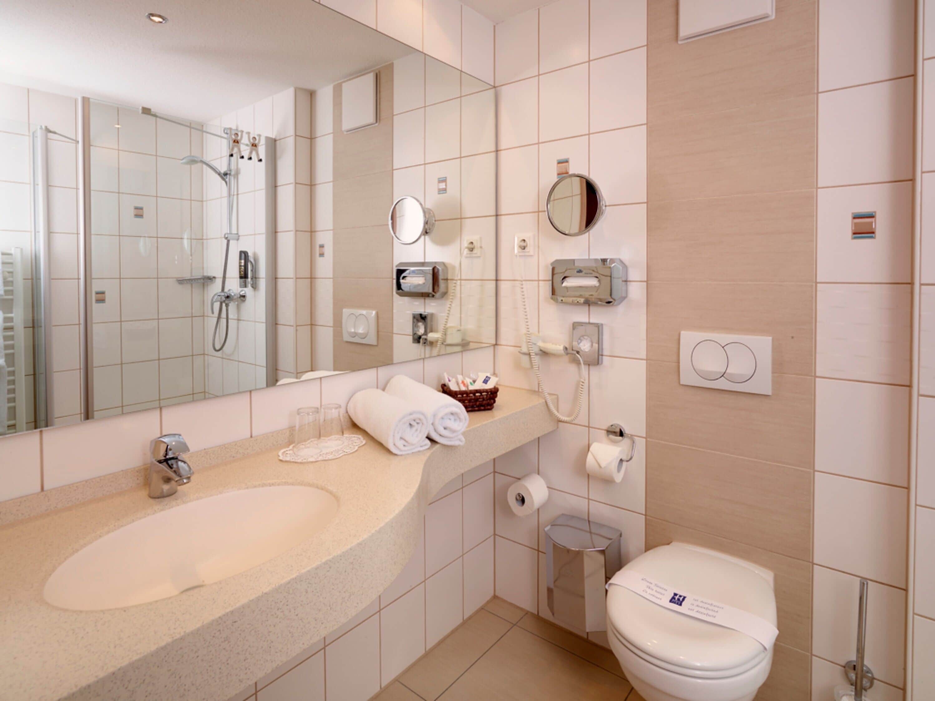 Dusche, Haartrockner, Handtücher, Toilettenpapier