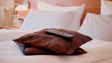 Minibar, brankas, meja kerja, dan tirai kedap cahaya