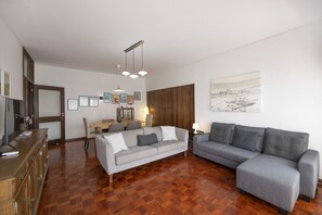 TV - FLH Porto Spacious Apartment with Balcony (Oporto)