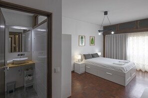 4 makuuhuonetta, silitysrauta/-lauta, ilmainen Wi-Fi, vuodevaatteet