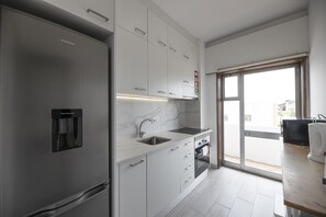 Jääkaappi, mikroaaltouuni, uuni, leivänpaahdin