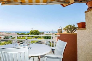 Outdoor dining - 126-APARTMENT WITH VIEWS OF THE PORT OF ROSES (Roses)
