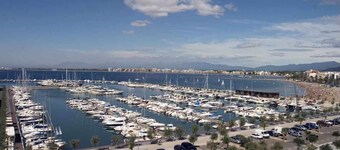 126-APPARTEMENT AVEC VUES SUR LE PORT DE ROSES