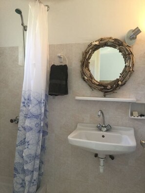 Studio | Bathroom | Shower, hair dryer, towels, toilet paper