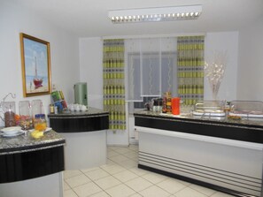 Daily continental breakfast (EUR 8 per person)