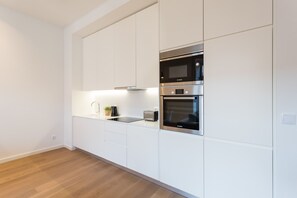 Kühlschrank, Mikrowelle, Ofen, Geschirrspüler