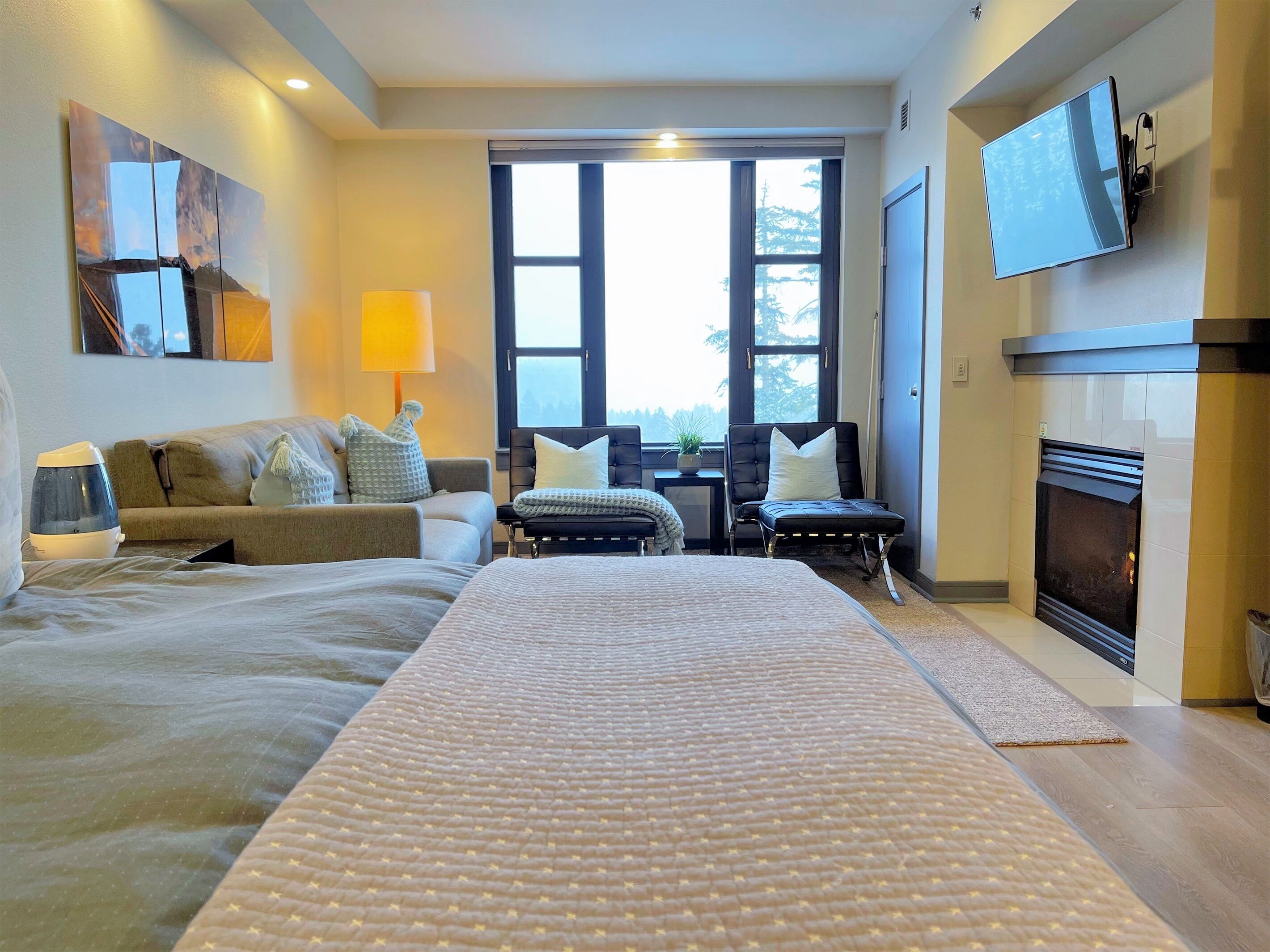 Tabla de planchar con plancha, wifi y ropa de cama 