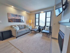 Televisie en een open haard