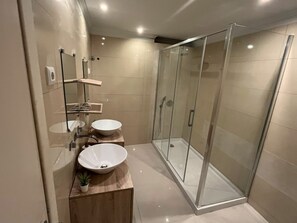 Badewanne, Haartrockner, Handtücher, Shampoo
