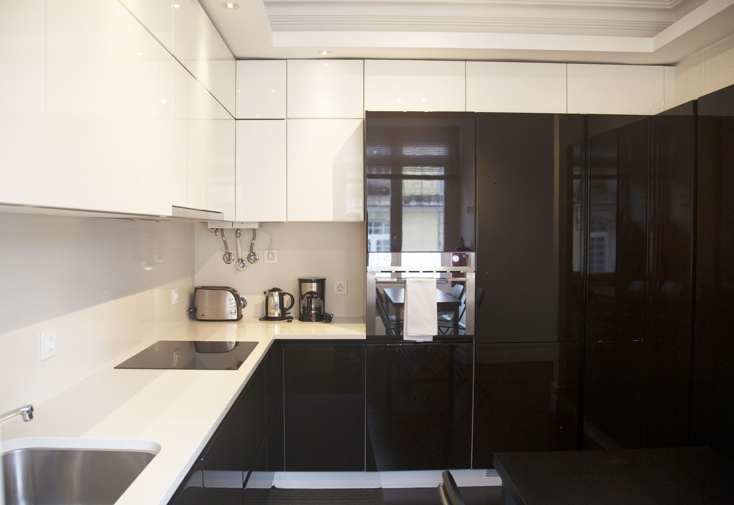 Réfrigérateur, un four, lave-vaisselle, cafetière-théière