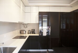 Kjøleskap, ovn, oppvaskmaskin og kaffetrakter/tekoker