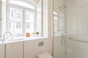 Suihku, hiustenkuivaaja, pyyhkeet, sampoo