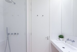 Dusche, Haartrockner, Handtücher, Shampoo