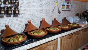 A kitchen with Moroccan tagines on the counter. - Kasbah Dar Bahnini (Skoura)