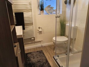 Dusche, Haartrockner, Handtücher, Toilettenpapier