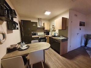 Kühlschrank, Mikrowelle, Ofen, Herdplatte