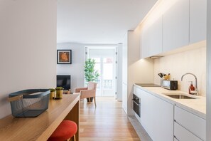 Refrigerador, horno, lavavajillas y cafetera y tetera 