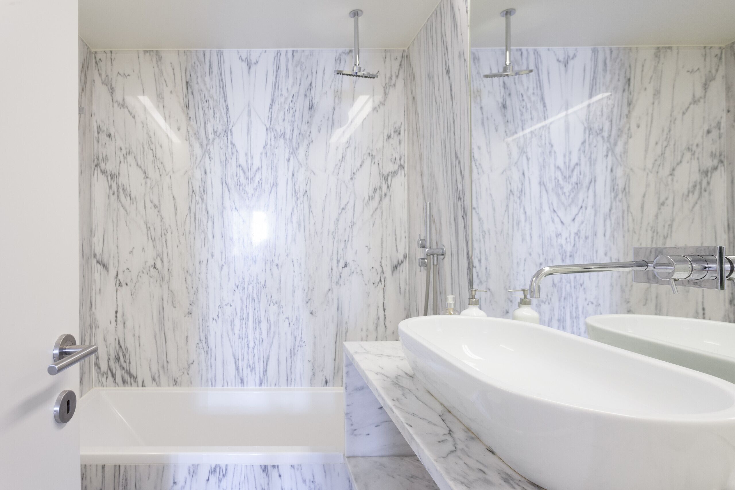 Bathtub, hair dryer, towels, shampoo