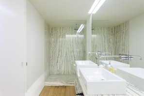 Bathtub, hair dryer, towels, shampoo