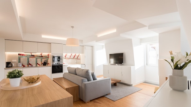 A modern apartment with a kitchen, living room, and dining area. - FLH Chiado Bright Apartment (Lisboa ciudad)