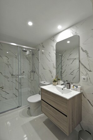 Ducha, secador de pelo, toallas, shampoo