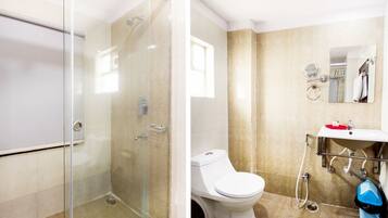 Shower, rainfall showerhead, free toiletries, towels