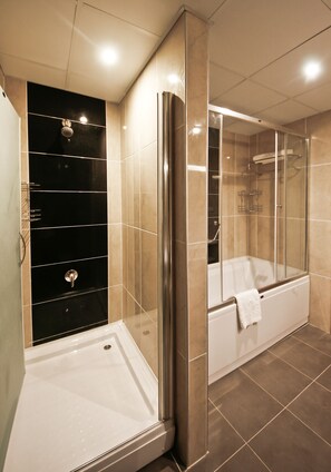 Combined shower/bathtub, deep-soaking bathtub, rainfall showerhead - Akropol Termal Şehir (Beypazari)