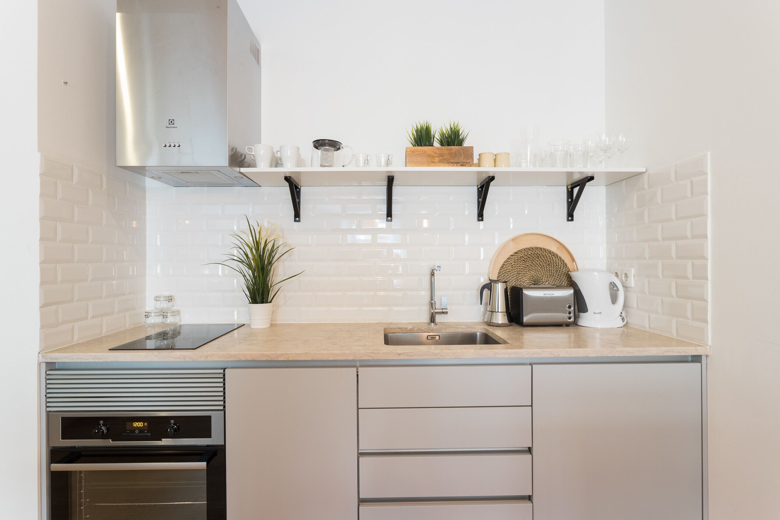 Fridge, oven, dishwasher, coffee/tea maker