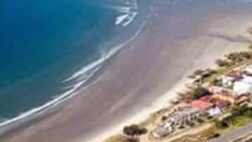 Playa en los alrededores y 10 bares en la playa