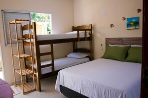 A room with bunk beds, a wooden ladder, a window, and a painting on the wall. - Recanto Soga Chalés (Ubatuba)