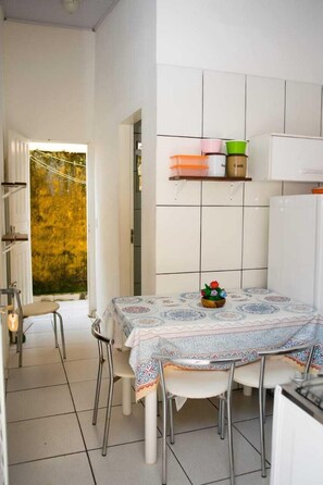 Basic Quadruple Room | Private kitchen - Recanto Soga Chalés (Ubatuba)