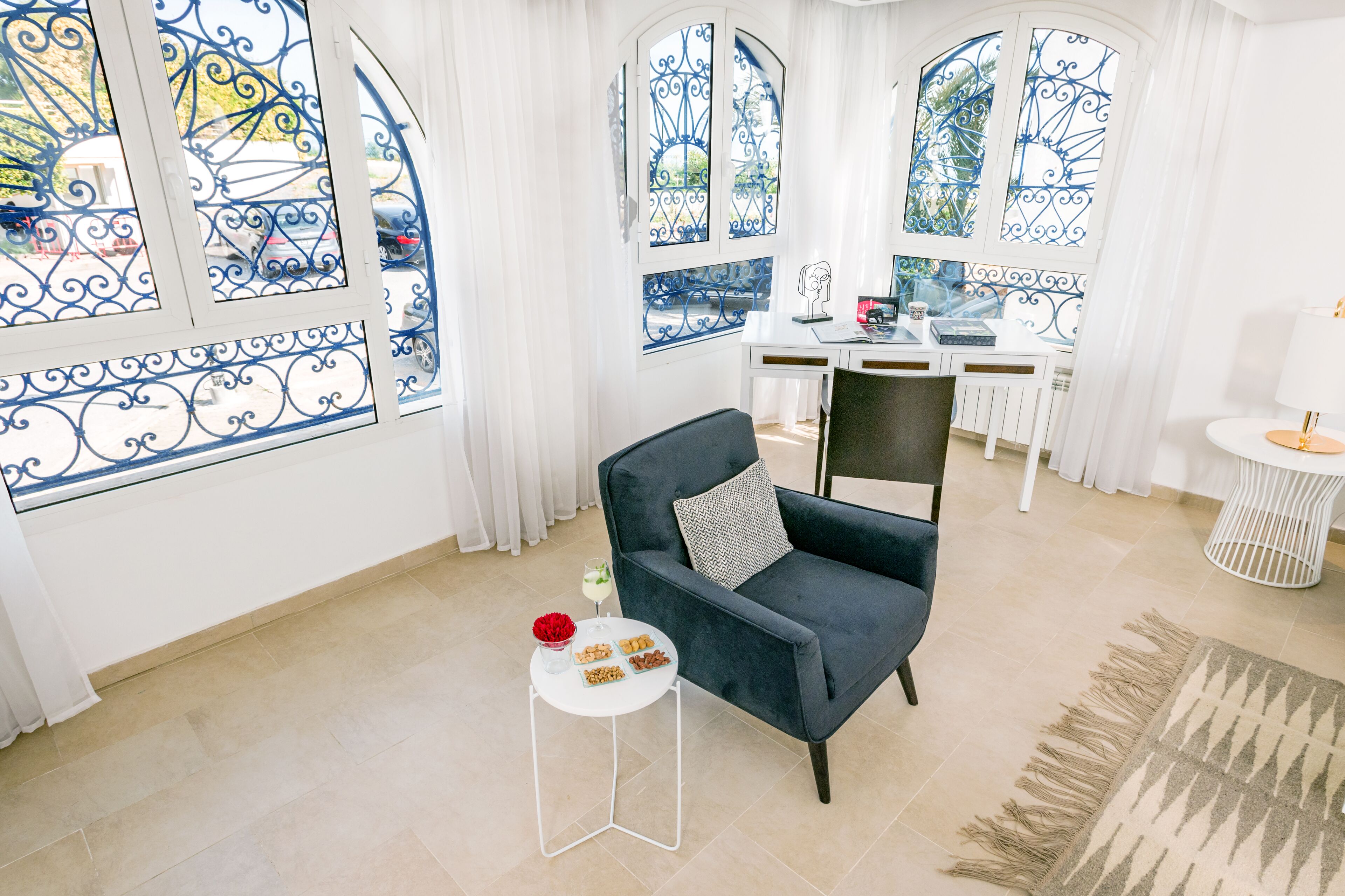 Deluxe Apartment | Living area | 40-inch flat-screen TV with satellite channels, TV