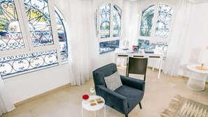 Deluxe Apartment | Ruang tamu | 40 inci televisyen skrin rata dengan satelit, TV 