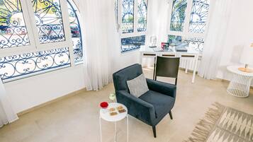Deluxe Apartment | Living area | 40-inch flat-screen TV with satellite channels, TV