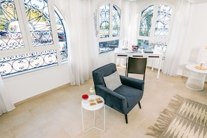 Deluxe Apartment | Living area | 40-inch flat-screen TV with satellite channels, TV
