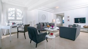 Deluxe Apartment | Ruang tamu | 40 inci televisyen skrin rata dengan satelit, TV 