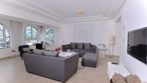 Deluxe Apartment | Ruang tamu | 40 inci televisyen skrin rata dengan satelit, TV 