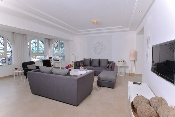 Deluxe Apartment | Living area | 40-inch flat-screen TV with satellite channels, TV - Flowers Apartment (La Marsa)