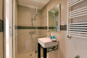 Deluxe Apartment | Bathroom | Shower, rainfall showerhead, towels, soap - Flowers Apartment (La Marsa)