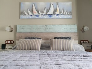 1 habitación, tabla de planchar con plancha y cuna de viaje 