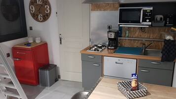 Microondas, parrilla de estufa, lavavajillas y cafetera y tetera